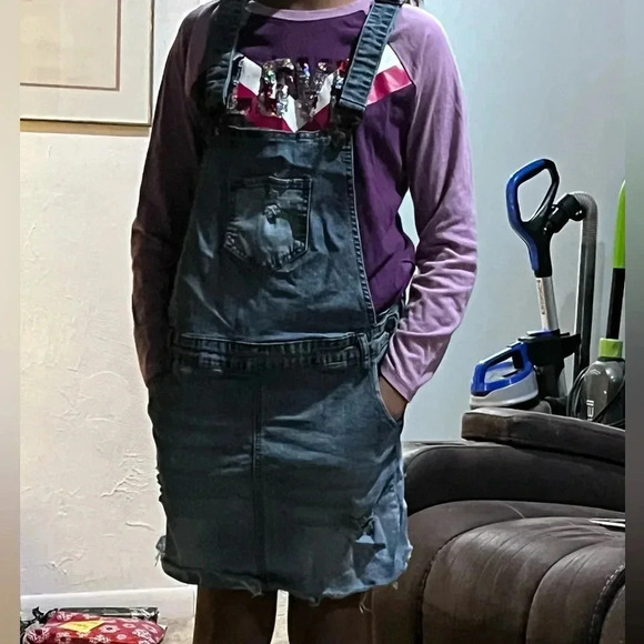 overalls w/ ripped front pocket - Picture 2 of 9